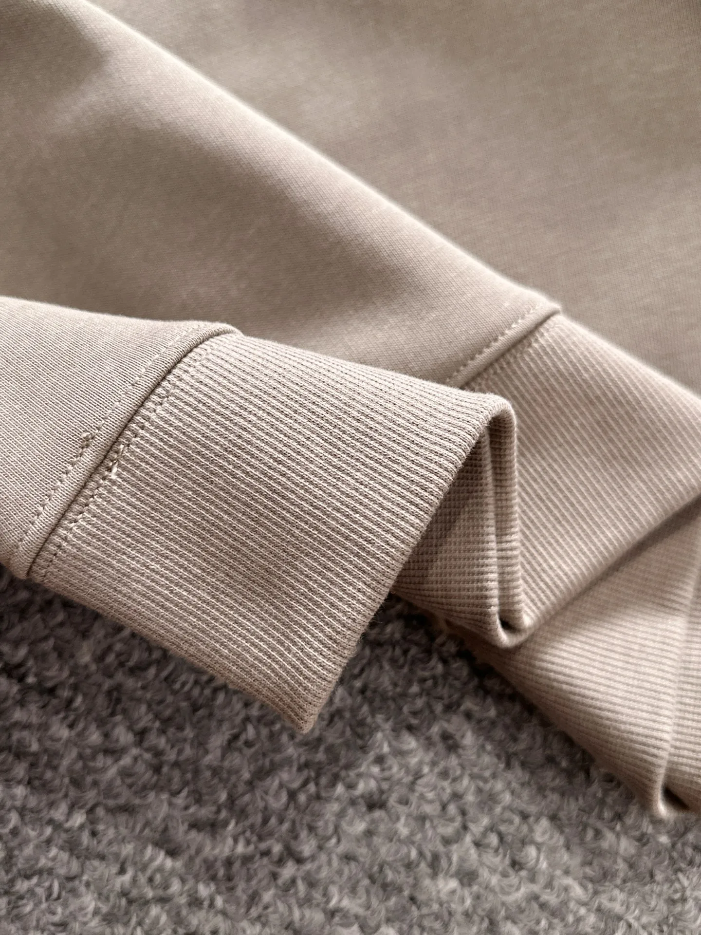Exclusively released in Paris for the fall and winter of 2026, New Arrival lapel sweatshirt long-sleeved men and women have the same style. Many stars have the same style. Craftsmanship that cannot be replicated by ordinary small workshops. We are not afraid of any challenges in terms of materials, detail restoration and craftsmanship, just to provide you with wonderful products. Compare the top original versions at will. No expense is spared just to make it better. Unique imported fabric feel. Purely imported German machine production. Precision operation. Thousands of needles density. A full set of New Arrival accessories with three standards can be customized simultaneously. Versatile upper body is fashionable, a perfect choice for autumn and winter, and a must-have item. Sizes table: m-4XL (please state your height and weight when placing an order)